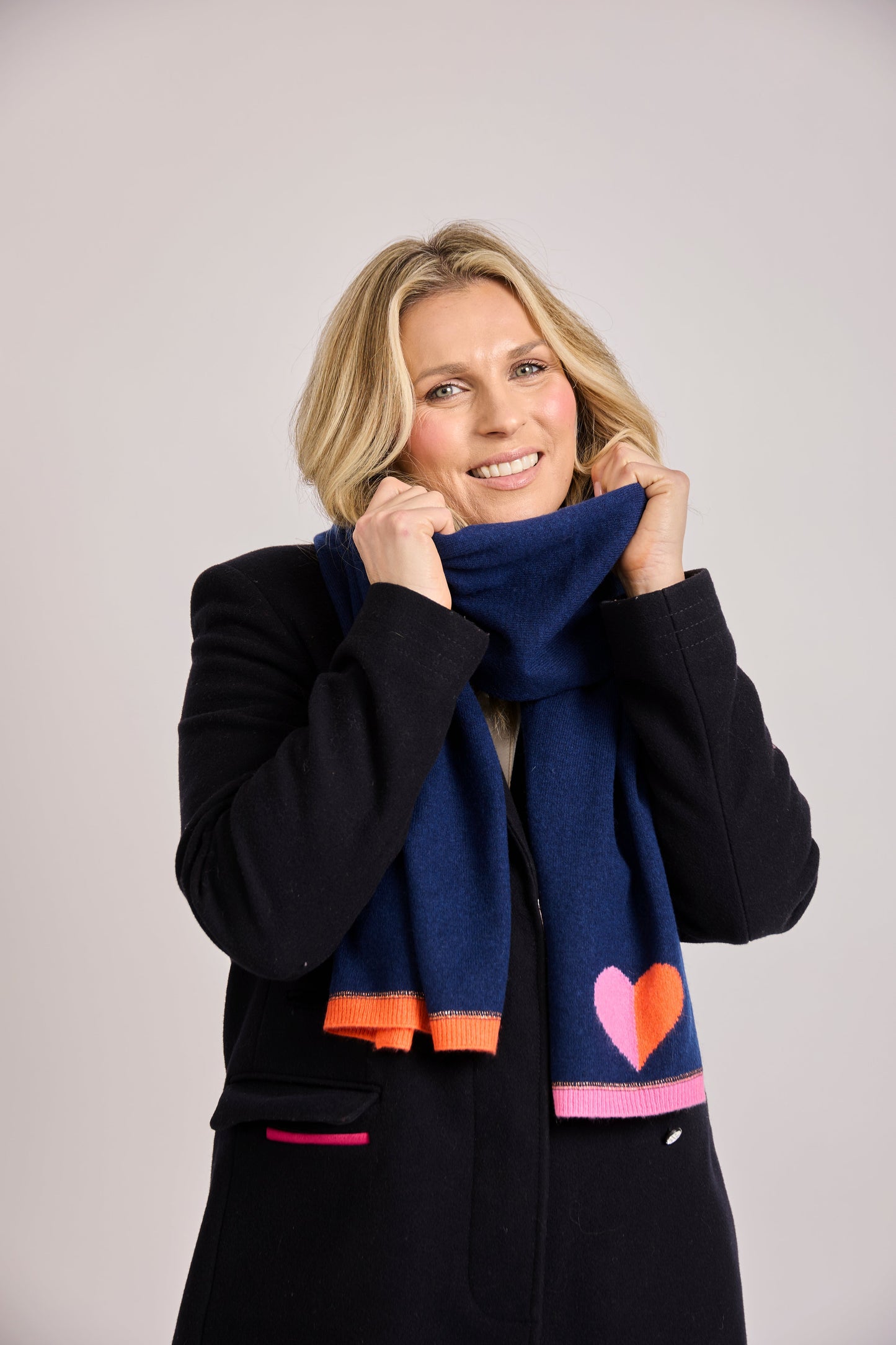 Evie cashmere plain knit scarf with colour pop intarsia heart detail